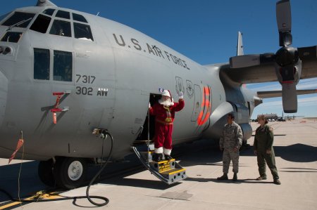 Santa-on-NORAD-cargo-plane